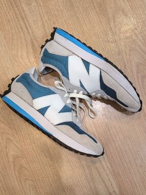 New Balance Lace-Up Sneakers. Unisex.